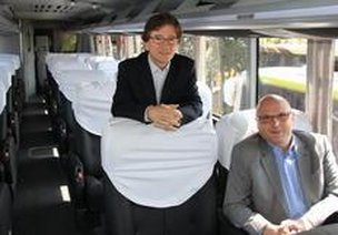 Deoclécio Corradi (E), presidente executivo da Comil, com Silvio Calegaro, que ajudou na reconstrução da empresa, dentro de um modelo montado em Erechim (agencia rbs/Marielise Ferreira)