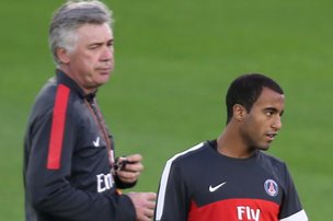 Ancelotti, na foto ao lado de Lucas, está prestes a sair do PSG (AFP/KARIM JAAFAR)