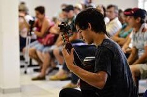 Músico Konrad Jimenez, da Costa Rica, participou da apresentação na agência (Tiba/Femusc/Divulgação/Tiba/Femusc/Divulgação)