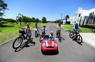 Os primos Maria Laura, Andreza, Antônio, Felipe, Lívia e Pedro Henrique (da esq. para a dir.) brincam soltos pelo condomínio (Agencia RBS/Ricardo Duarte)