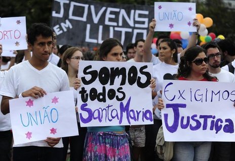 Durante a manifestação, pessoas exibiram cartazes de luto e pedidos de justiça (Zero Hora)