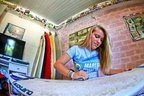 Mariana de Bortoli, 15 anos, não teme ondas grandes e, na areia, leva sempre a prancha (Especial/Harleyson Almeida)
