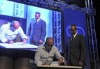 Delfim assina a resolução da Taça AN 90 Anos observado pelo diretor regional do Grupo RBS, Bruno Watté (Agencia RBS/Diorgenes Pandini)