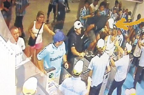 Banido dos jogos do Grêmio em Porto Alegre, Paulo Roberto Rodrigues Oliveira é flagrado pulando uma catraca pelas câmeras da Arena (Reprodução)