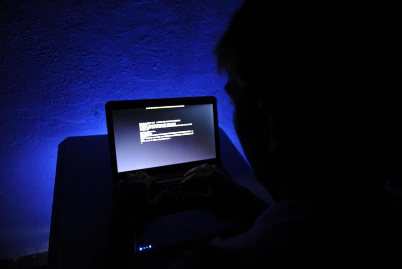  Programador que não quis se identificar explica a invasão feita por hacker no site da empresa de ônibus da Transol em Florianópolis.Indexador:                                 