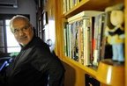 Luiz Antonio de Assis Brasil em seu escritório, em Porto Alegre (Agencia RBS/Adriana Franciosi)