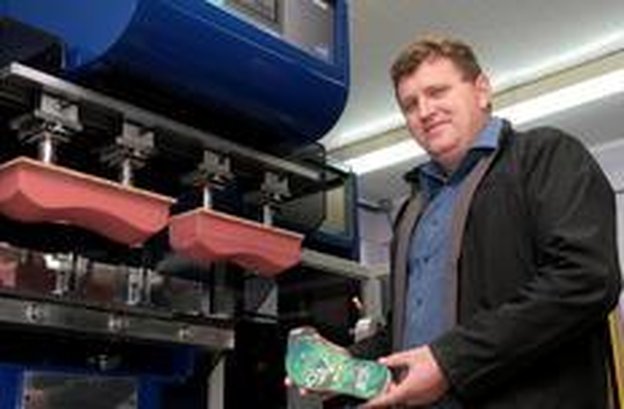 A Maquetec, de Novo Hamburgo, desenvolveu uma máquina para a aplicação de estampas em saltos, solados e palmilhas. Segundo Lorscheitter, a empresa busca soluções definitivas para os clientes (Especial/Charles Dias)