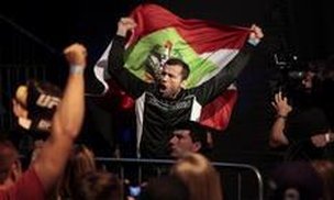 Com a bandeira do Estado, João Zeferino causou euforia no público (Agencia RBS/Germano Rorato)