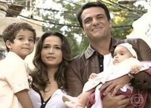 Morena e Théo juntos com os pequenos Júnior e Jéssica (TV Globo/Reprodução)