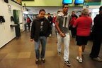 Cleber Santana e o executivo do Avaí Julio Rondinelli deixaram o Aeroporto Hercílio Luz juntos com destino à Ressacada (Agencia RBS/Daniel Conzi)
