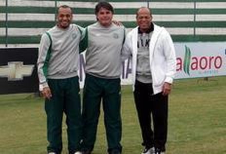 Paulo Paixão (à direita na foto) esteve na Arena Condá para ver o filho Anderson Paixão (esquerda) (Divulgação Chapecoense/Aguante Comunicação)