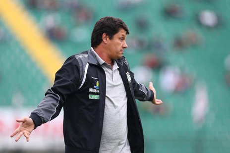 Adilson Batista testou jogadores recém-contratados na derrota do Figueira para o Vasco no Scarpelli (Agencia RBS/Cristiano Estrela)