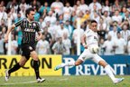 Paulo André (E) tenta parar investida de Neymar, neste domingo, na Vila Belmiro (AFP/Miguel Schincariol)