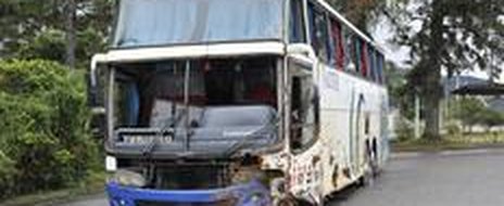 Motorista perdeu a direção e ônibus tombou na BR-101 (Agencia RBS/1)