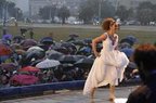 A cantora brincou com a água sobre o palco e foi aplaudida pelos fãs protegidos por capas e guarda-chuvas (Agencia RBS/Adriana Franciosi)
