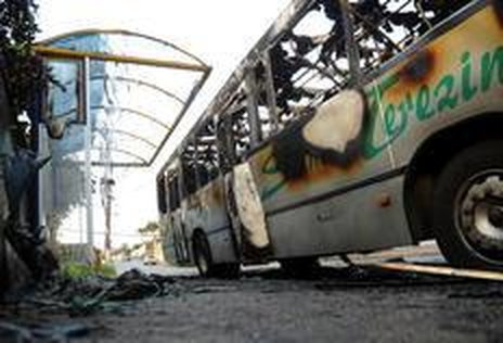 Veículo ficou totalmente destruído e as chamas atingiram também parte da estrutura do ponto. (Agencia RBS/Guto Kuerten)