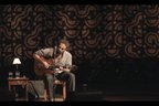 Marcelo Camelo levou banquinho e violão para o Theatro São Pedro e gravou um registro intimista de sua carreira (Divulgação/Reprodução)