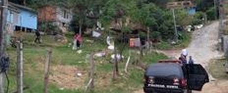 Policiais da 1a DP de São José fazem buscas por suspeito do novo atentado criminoso, no Bairro Fazenda do Max (Agencia RBS/Gabriela Rovai)