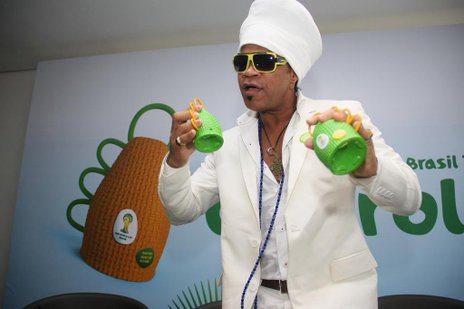 O músico Carlinhos Brown é o idealizador do instrumento musical (The Marketing Store/Divulgação)