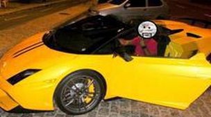 Fotógrafo pediu para tirar uma foto dentro do carro do cantor (Jornal Extra/Reprodução)