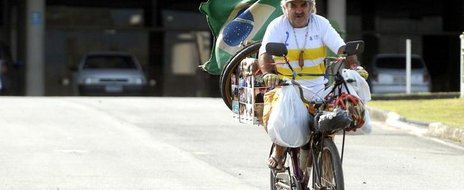 Na bagabem Janilton leva fotografias, barraca, pneus, água e muita disposição (Agência RBS/Germano Rorato)