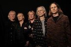 Chris Squire, Alan White, Geoff Downes, Steve Howe e Jon Davison: atual formação do Yes, que se apresenta domingo no Araújo Vianna (Opus Promoções/Divulgação)