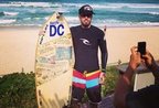 Vocalista da banda Detonautas, Tico Santa Cruz surfa pelo projeto Surf com o DC na Praia Mole (Divulgação/Divulgação)
