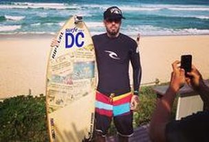 Vocalista da banda Detonautas, Tico Santa Cruz surfa pelo projeto Surf com o DC na Praia Mole (Divulgação/Divulgação)