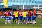 Cleber (de colete vermelho e com o pé na bola) deve sair jogando (Avaí FC/Alceu Atherino)