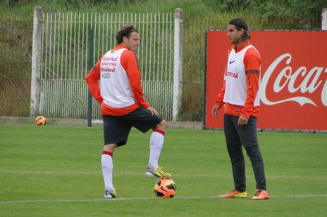 Forlán (esquerda) e Rafael Moura farão a dupla de ataque em Salvador (Augusto Turcato)