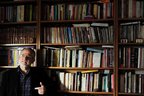Charles Kiefer em frente à sua biblioteca: inspiração em Erico, Faulkner e guinada para o fantástico (Agencia RBS/Fernando Gomes)