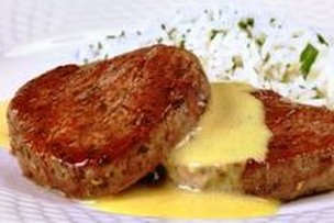 Prefira preparos assados, cozidos ou grelhados. Evite a fritura em imersão, pois aumenta muito a quantidade de gordura e calorias ingeridas (Knorr/Divulgação)
