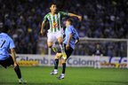 Moisés (E) enfrentando o Grêmio pelo Campeonato Gaúcho de 2013 (Agência RBS/Porthus Junior)