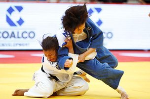 Sarah Menezes (de branco) conquistou bom resultado na Rússia (Divulgação/IJF)