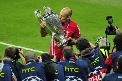 Robben comemorou a vitória do Bayern e a conquista da Liga dos Campeões (AFP/GLYN KIRK)