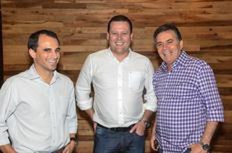 Caetano (E), Koehler (C) e Pelaipe: amigos, amigos, futebol à parte (Divulgação/Marcelo Fonseca)