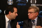 Ao lado do presidente Fábio Koff, Barreto defendeu os novos termos da parceria entre Grêmio e OAS (Agencia RBS/Jefferson Botega)