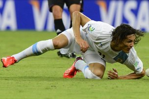 Seleção de Cavani estreou com derrota para a Espanha (AFP PHOTO/DANIEL GARCIA)