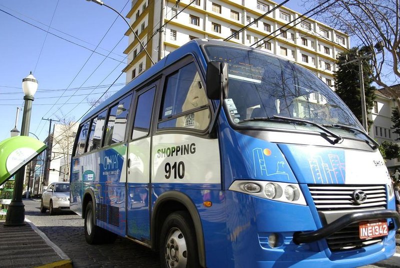 *** Taxi-lotação-RRigon ***Taxi-lotação. Flagrantes de micro-ônibus que prestam serviço de taxi-lotação em Caxias do Sul. Tranporte conhecido como azulzinho.