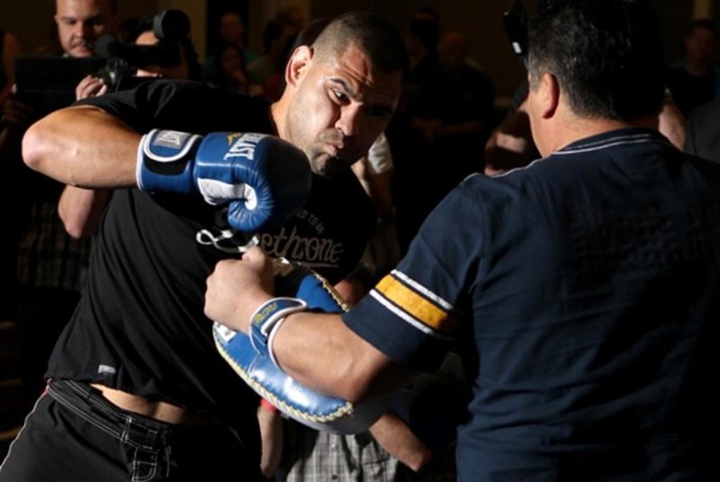 O campeão dos pesados Cain Velasquez passou por cirurgia no ombro na metade de dezembro e deverá retornar ao octógono em novembro, marcando a estreia do UFC no México, onde defenderia o seu reinado pela terceira vez.