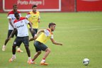 Juan (sem colete, à frente) desfalca o Inter e será substituído por Ernando (sem colete, ao fundo) (Agencia RBS/Diego Vara)