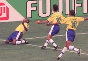 César Sampaio (E) comemora o primeiro gol que fez sobre o Chile, em 1998 (Agencia RBS/Jurandir Silveira)
