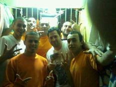 Imagem em que aparece sete homens em uma cela foi compartilhada pelo WhatsApp (Arquivo Pessoal/Arquivo Pessoal)