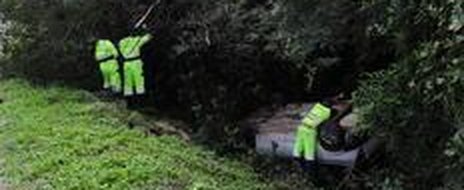 Equipe da Autopista Litoral Sul trabalha na retirada do veículo (Agencia RBS/Salmo Duarte)