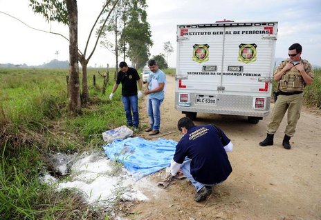 Mulher de aproximadamente 30 anos é encontrada morta na Estrada Fazenda, em Pirabeiraba (Agencia RBS/Germano Rorato)