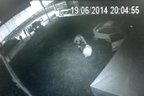 Câmera de segurança flagra policial agredindo jovem de 19 anos (Reprodução/RBS TV Centro-Oeste)
