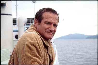 UNDATED -- May 9, 2002 -- ADV. FOR SUN., MAY 12 -- FILM-ROBIN-WILLIAMS -- Robin Williams, veteran of more than 40 pictures, is about to wreak havoc on the way the public sees him. In two new movies, "Insomnia,'' opening on May 24, and ``One Hour Photo,'' coming in August, he plays against type, shutting down his eager-to-please persona to portray a pair of muted, twisted souls _ one a murderer, the other a voyeur. Williams in a scene from "Insomnia." (Bob McEwan/Warner Brothers/The New York Times) Fonte: New York Times Fotógrafo: Não se Aplica