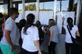 PORTO ALEGRE, RS, BRASIL, 04-01-2015: Vestibular da UFRGS 2015 começa neste domingo. Jovens aguardam início do Vestibular da UFRGS em frente ao Colégio Júlio de Castilhos. Foto: Fernando Gomes/Agência RBS, VESTIBULAR