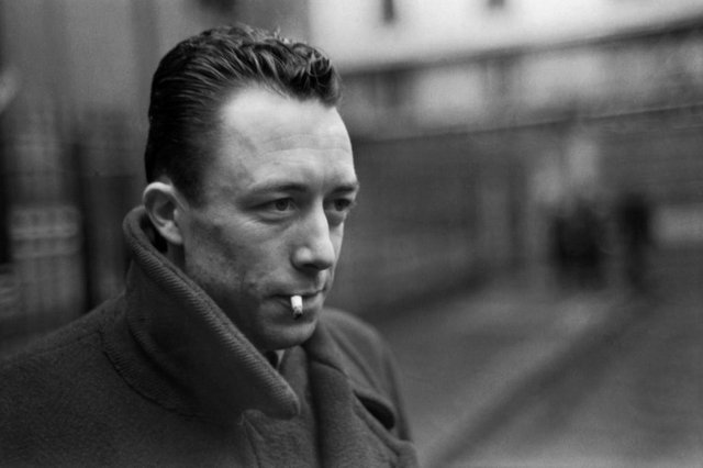 Escritor Albert Camus. Foto para publicação online na coluna de literatura (Thiago Momm), do Anexo Escritor Albert Camus. Foto para publicação online na coluna de literatura (Thiago Momm), do Anexo