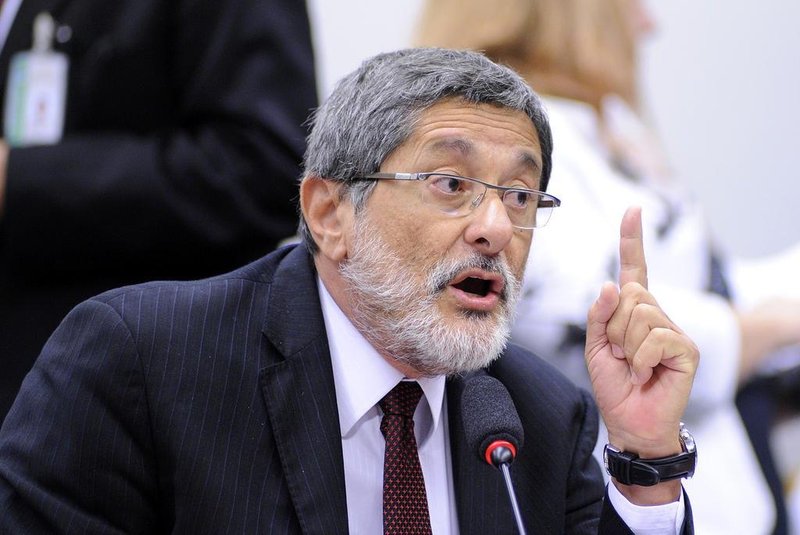 BRASÍLIA - Ex-presidente da Petrobras José Sérgio Gabrielli depõe na Comissão Parlamentar de Inquérito (CPI) que investiga denúncias de irregularidades na estatal 
